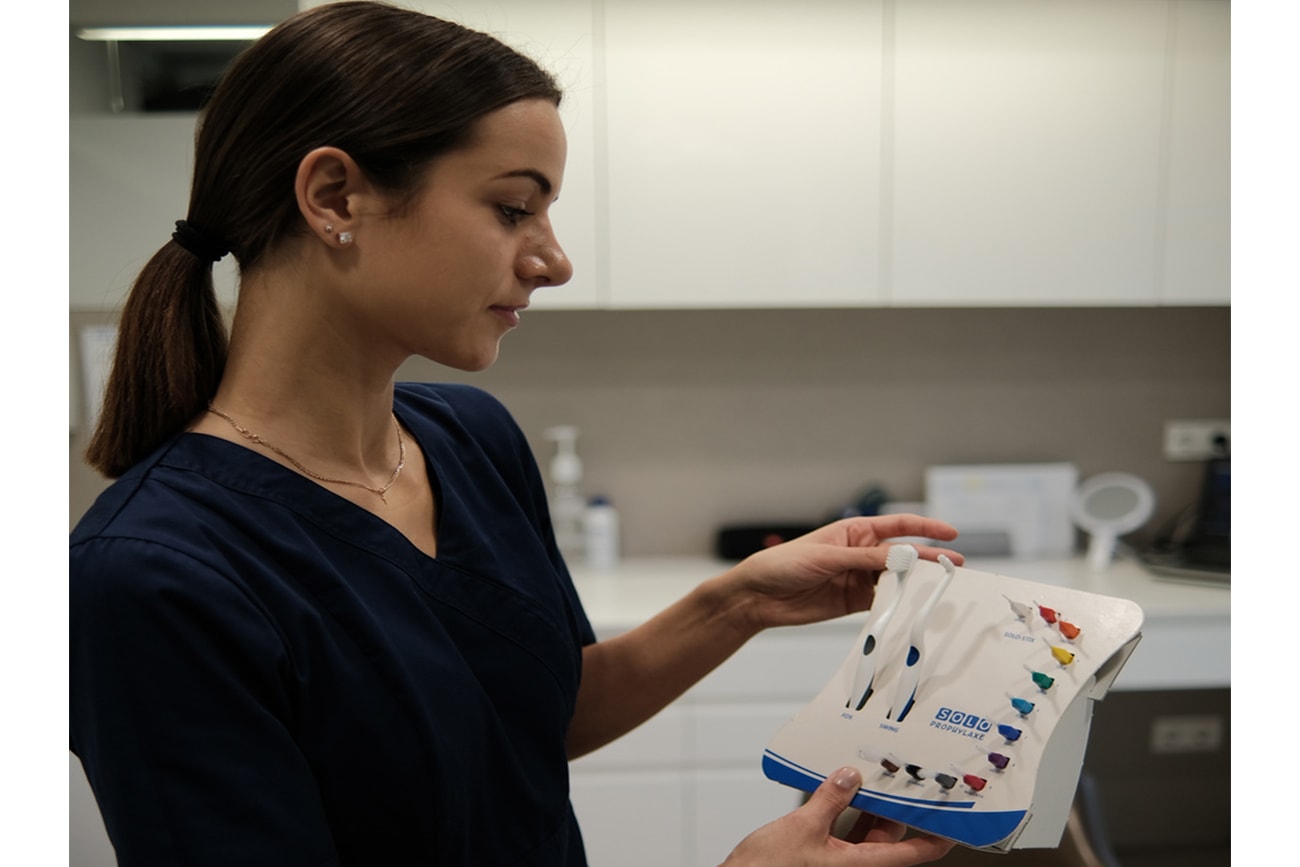 Dental Pluss speciāliste ar zobu protēžu toņu skalu
