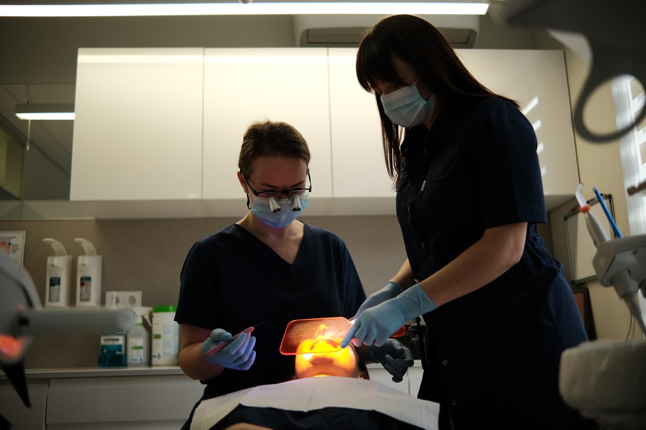 Zobu plombēšana Dental Pluss klīnikā Rīgā